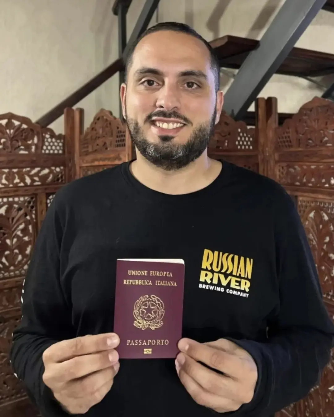 Cliente da Speranza segurando o passaporte italiano