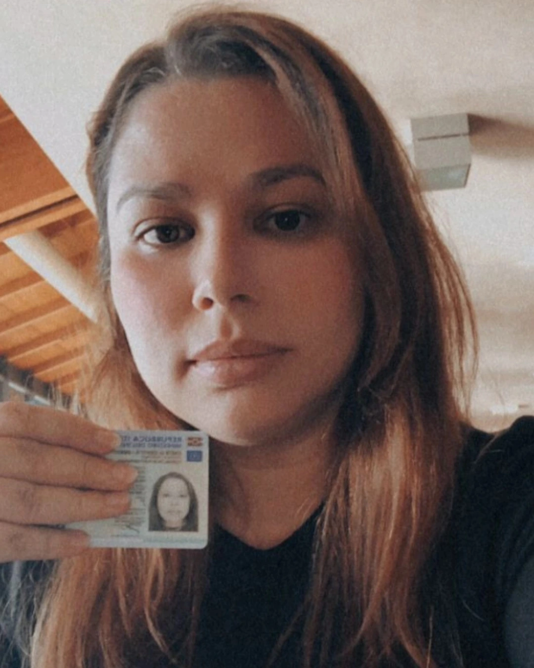 Cliente da Speranza em foto de rosto, segurando o documento de identidade italiano