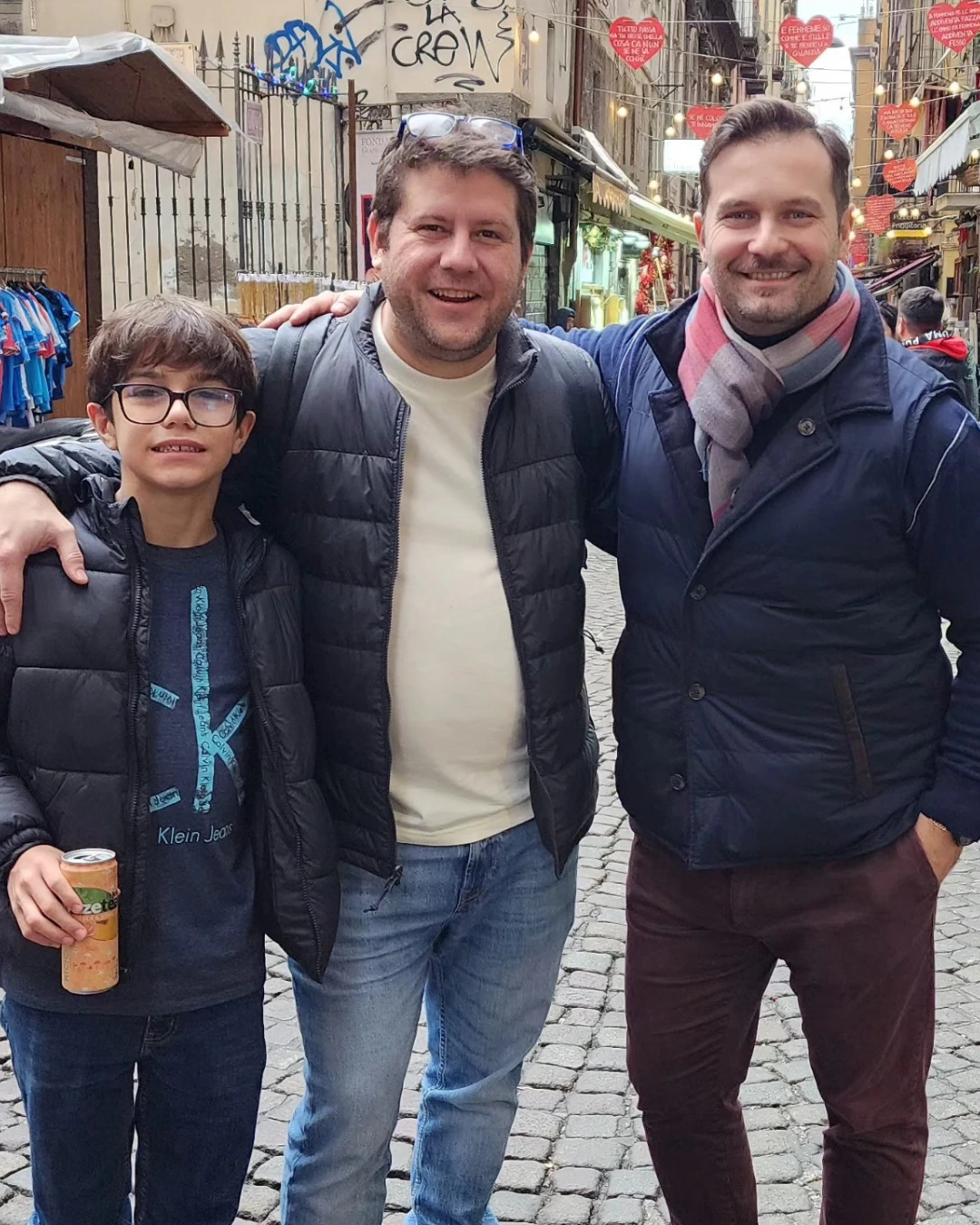 Três clientes da Speranza passeando por uma rua na Itália