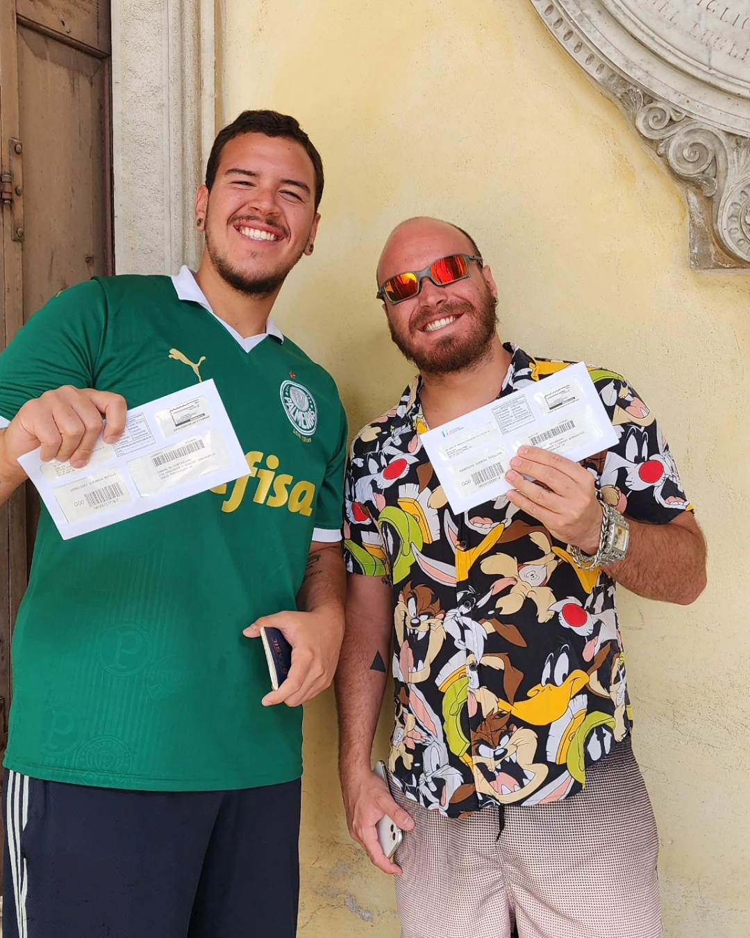 Dois clientes da Speranza mostrando a correspondência oficial recebida da Itália